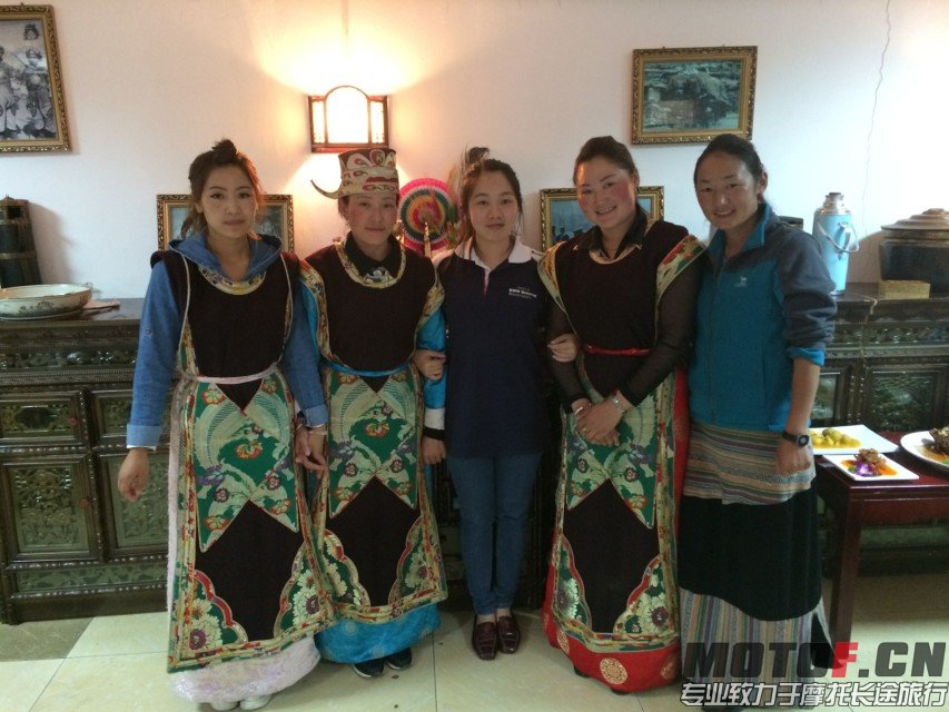 林芝县的藏民，唱的藏歌很好听