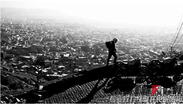 11、我们夹杂在世人的观点中：自由、散漫、鲁莽、恶棍。我们只是在世人沉冥时，悄悄的将自己丢在风里，我们 ...