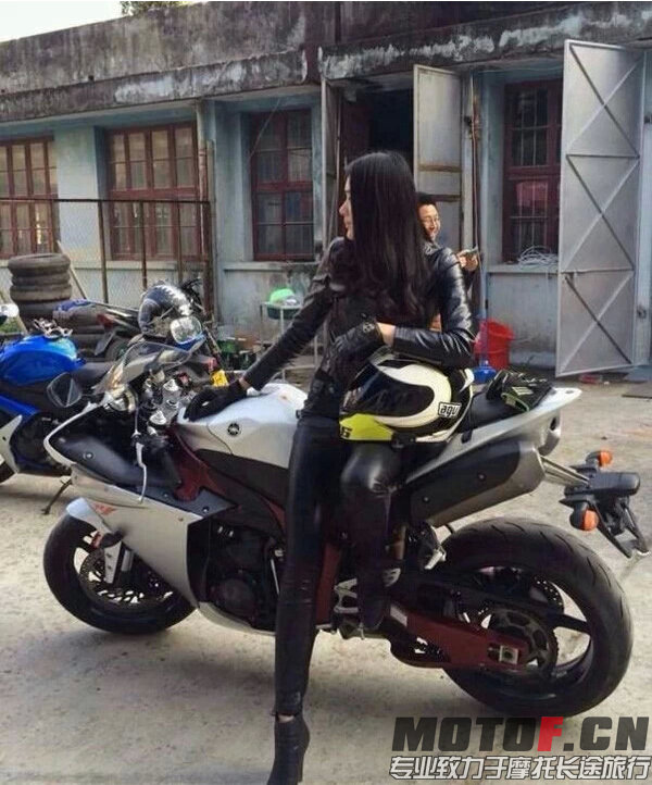 15、一个女孩，如果征服了一辆重机车，那么她几乎等于征服了所有的机车男。