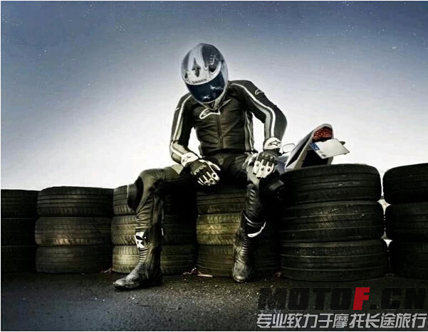 20、我不能被现实打败,因为我还有很牛逼的梦想。我可以接受失败，但绝对不能接受自己都未曾奋斗过。