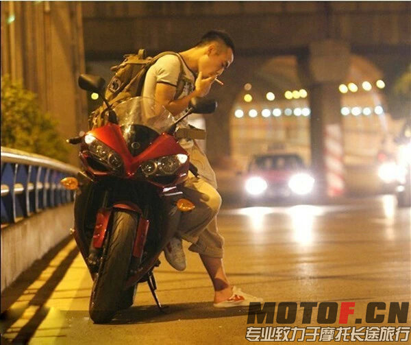 21、一位男人！一辆机车！一包香烟……不是寂寞，而是追求激情！机车男孩的梦想！我想去西藏……