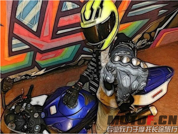  24、如果你爱我！请不要让我放弃机车！我会为机车而放弃你！——机车男孩的宣言