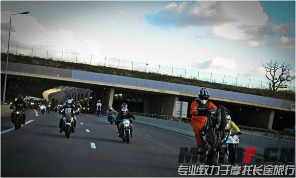 33、街道就是我们的游乐场 伴随着引擎的轰鸣声 尽情的挥洒青春吧。
