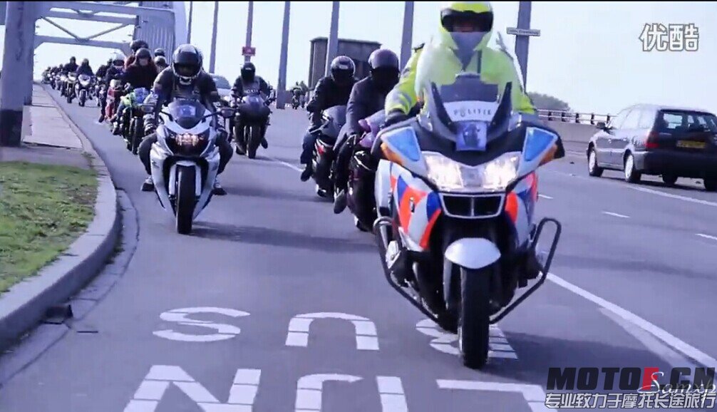 警车带头