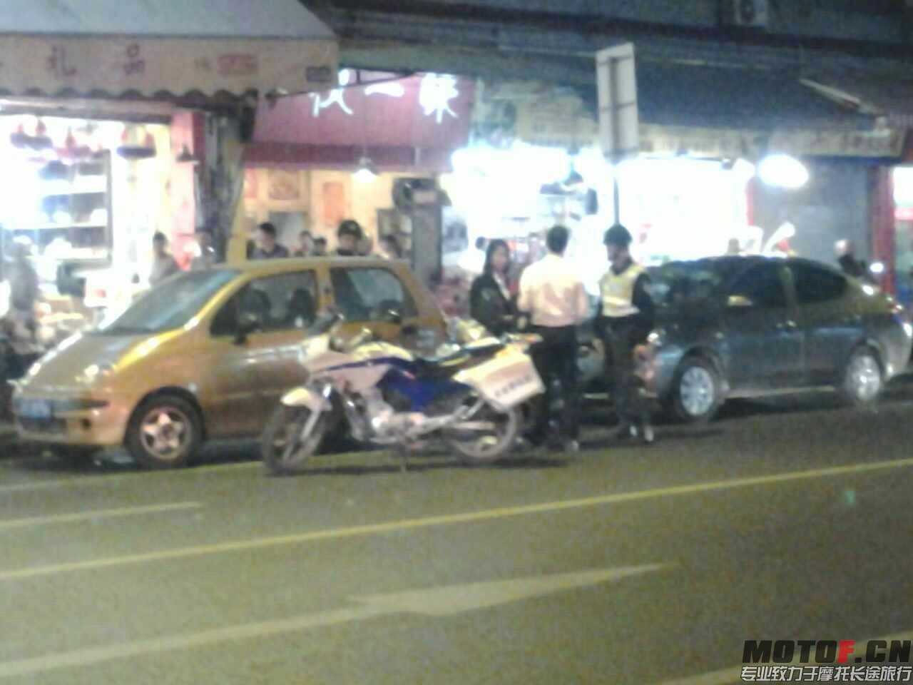 顺德大良新基路交巡警抓车.jpg