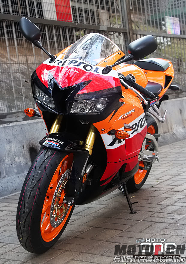 2013_honda_cbr600rr_07.jpg