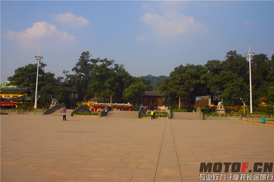 到了韶关的南华寺，进去拜拜神，祈祷一路顺风，果然这次旅程很顺利，运气好
