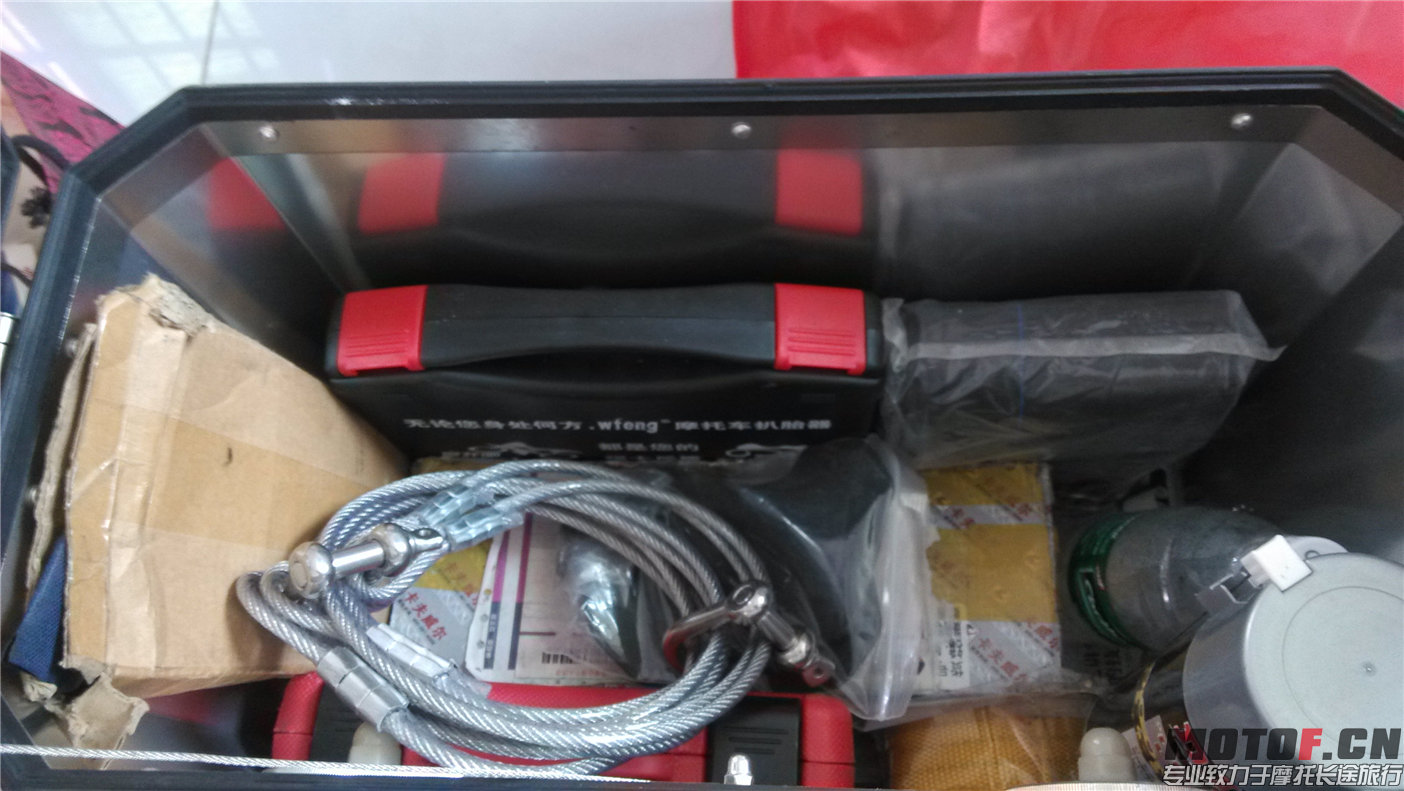 半个箱子的修车工具
