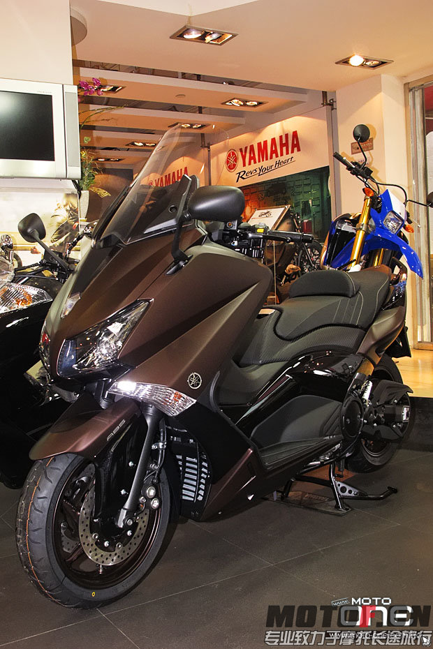 2014_Yamaha_T-Max 530_Bronze_Max_01.jpg