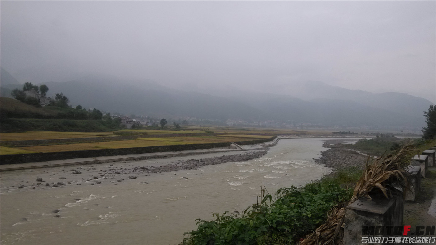 山体滑坡引起河水混浊