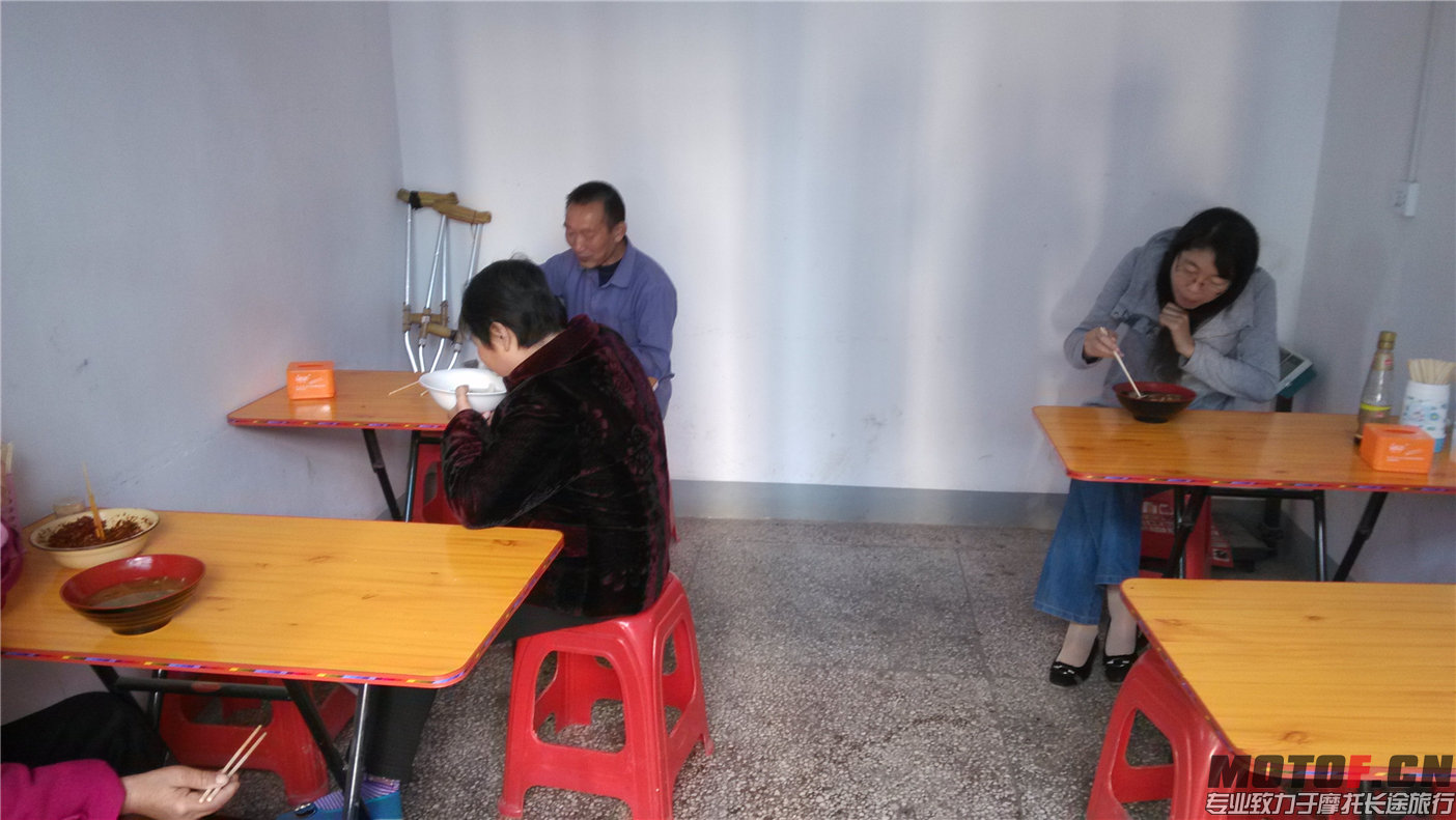 这家早餐店算整洁的了