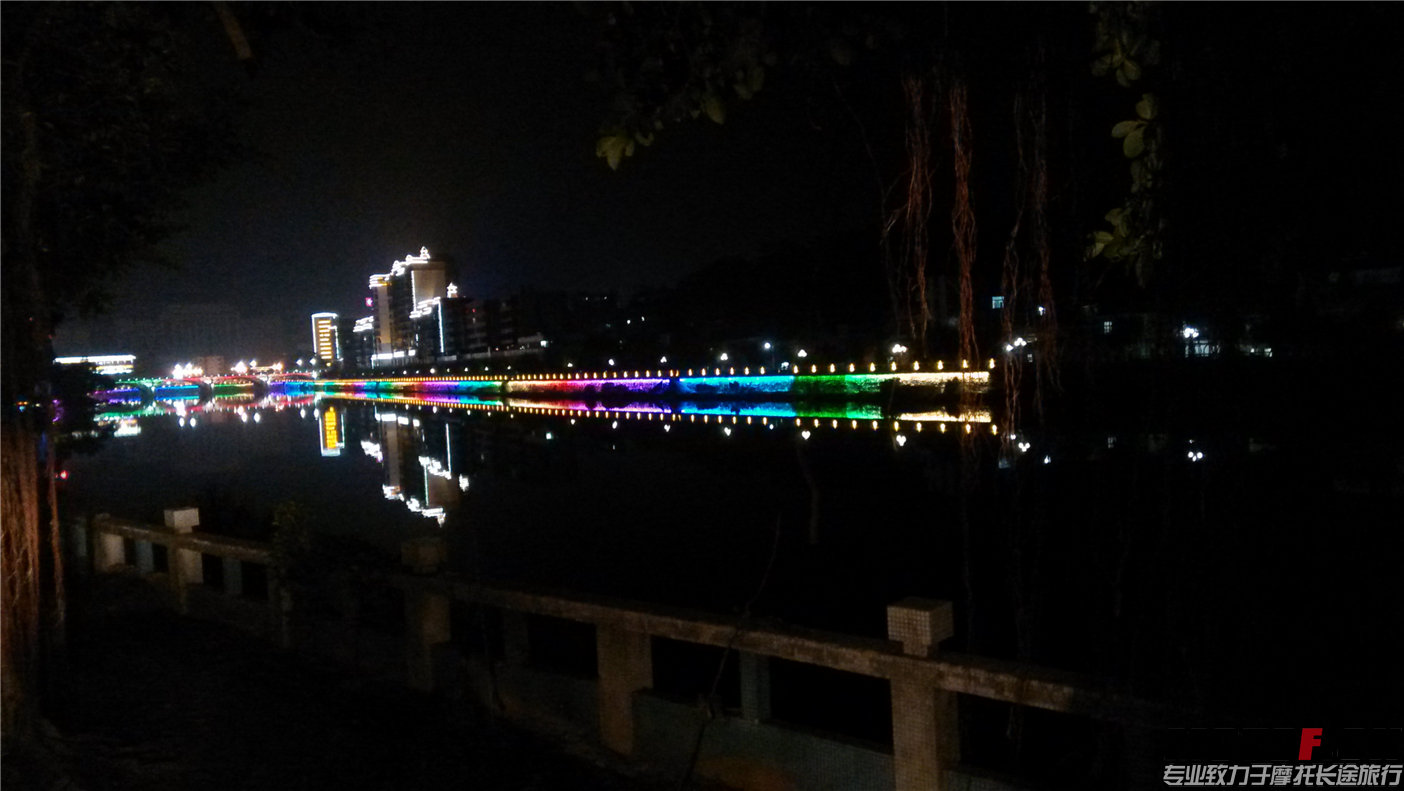 仁化的夜景还不错,果然,有水则灵!
