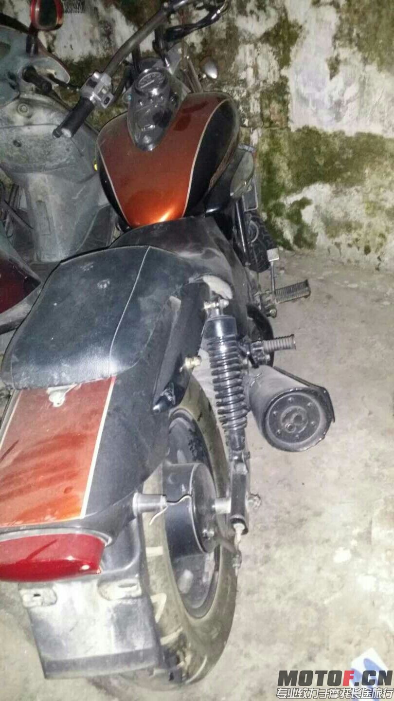 看到排气管后面的两个洞了吗