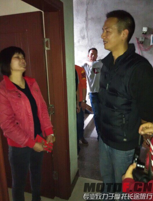 这是个单亲妈妈和儿子租的一个小房间..