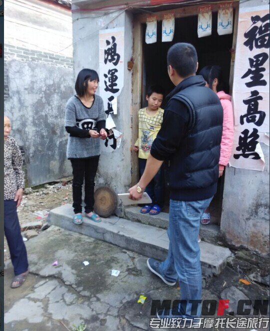 也是单亲,妈妈常不在家,在外打工,俩姐弟和82岁的婆婆生活,公公又常年有病在床上,只能母亲一个人撑起这头家,