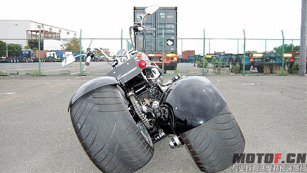 kreissieg-leaning-harley-trikes-are-indeed-different-262c2206c6c36ab4ffacc924961b097d.jpg