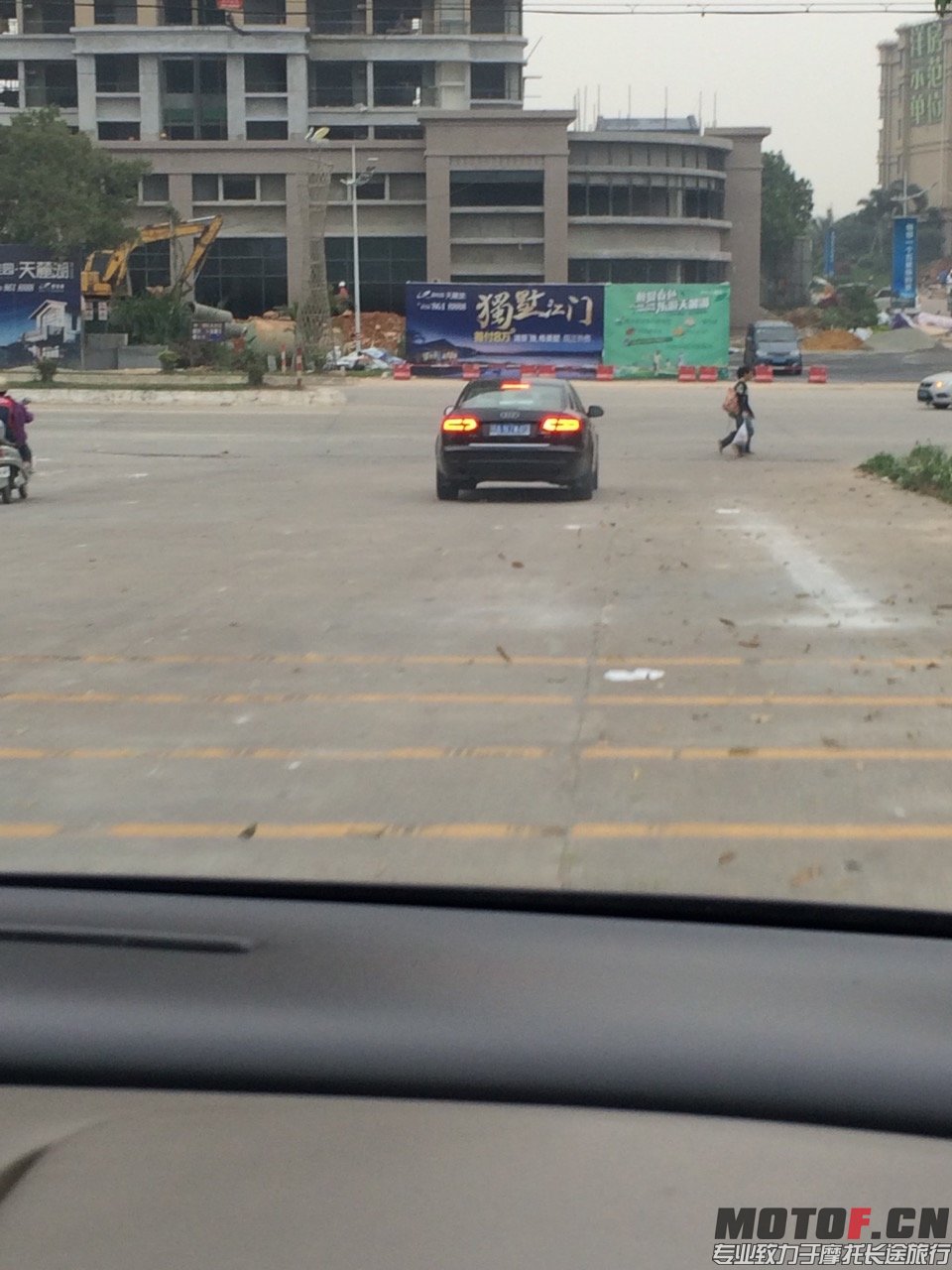 头盔厂老总开A6带路