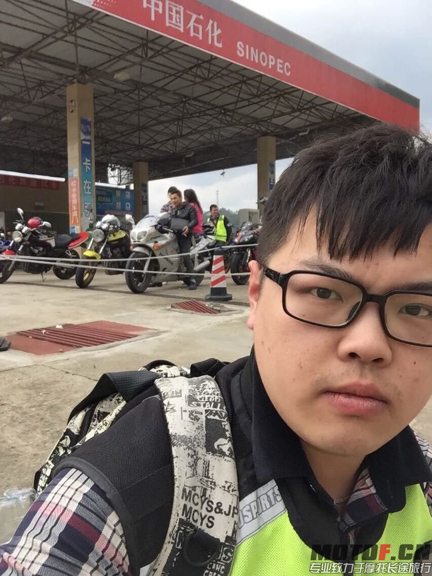 人齐了，加油站不能玩手机，基哥已经忍不住跑出外面自恋的拍起照来了。