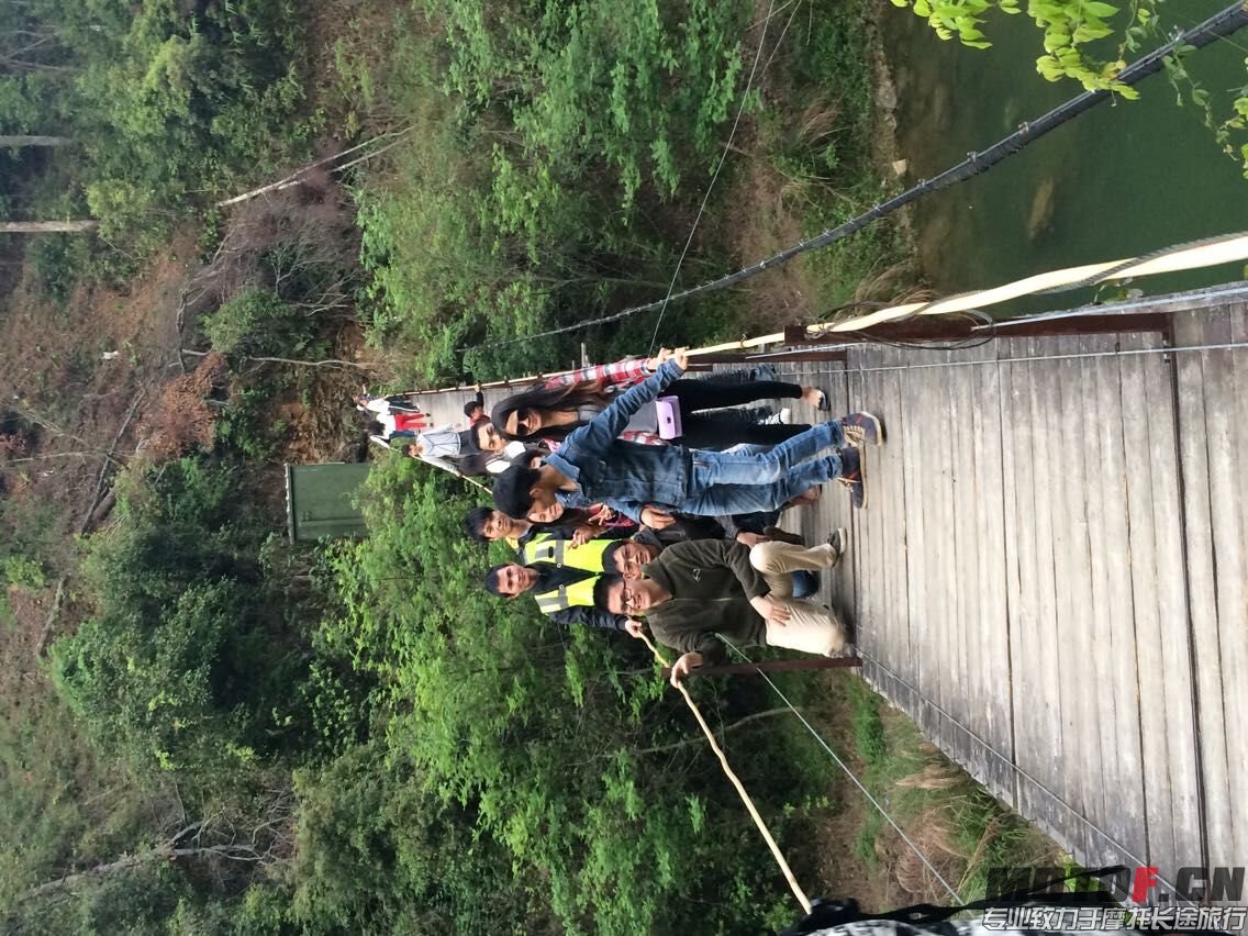 全部人都跑上去了，那瞬间心快掉出来了。好怕怕。。差点就被他们摇的翻桥了。