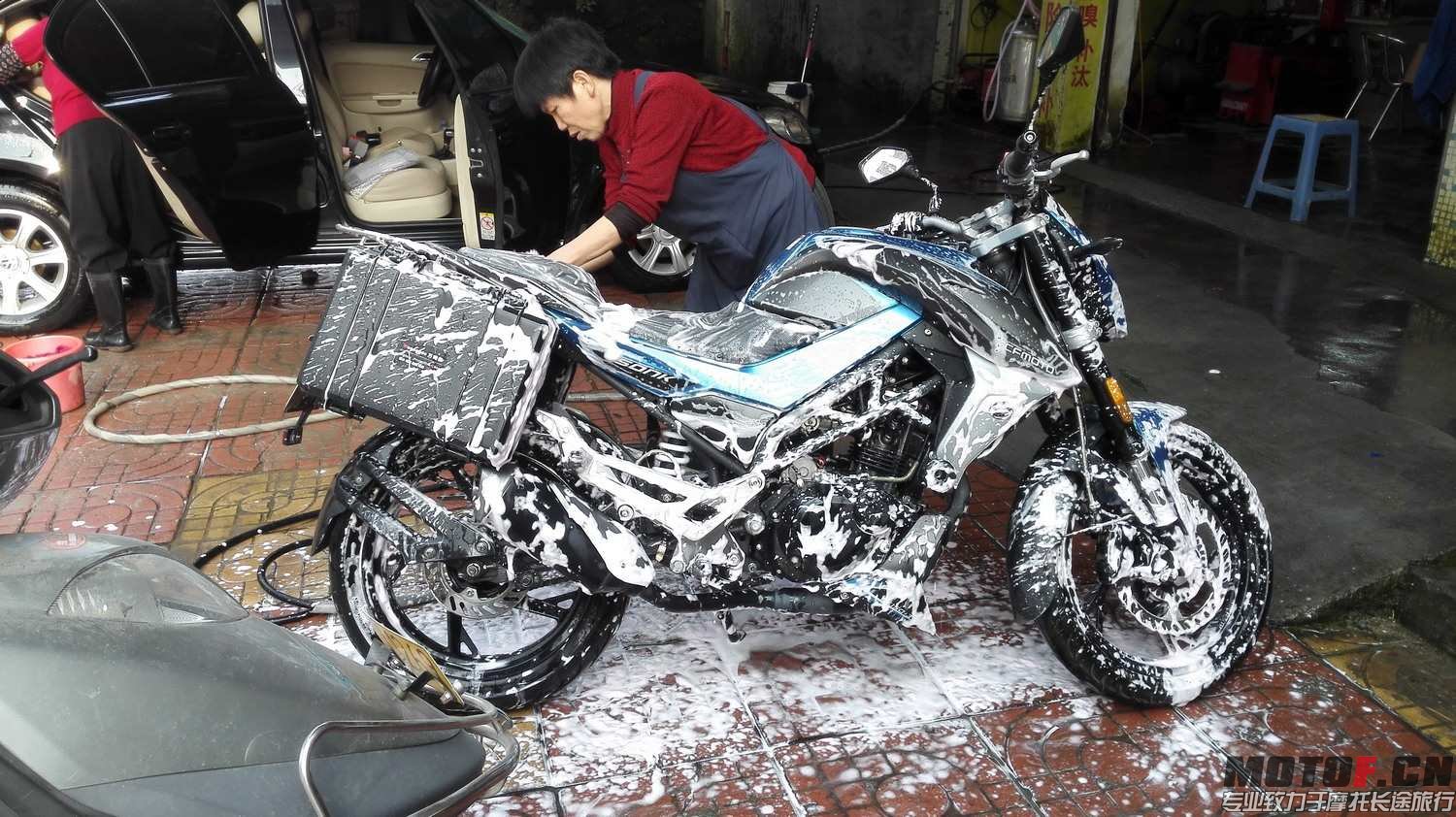 挡泥板洗车.jpg