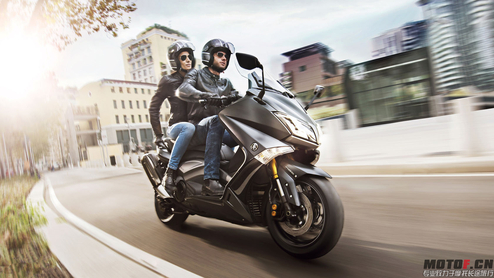 2015_Yamaha_T-MAX_530_01a.jpg