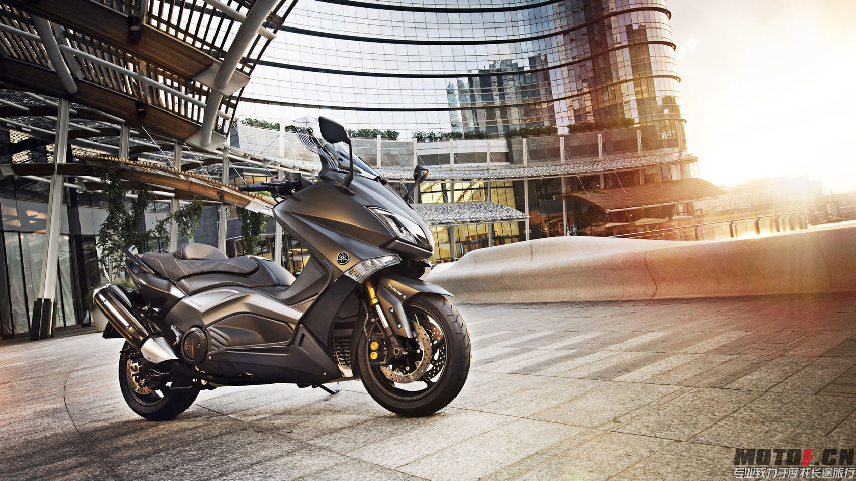 2015_Yamaha_T-MAX_530_02a.jpg
