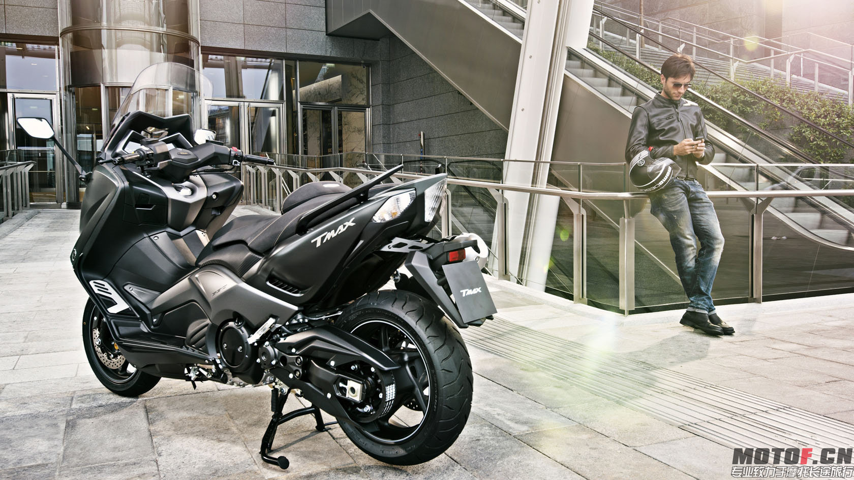 2015_Yamaha_T-MAX_530_04a.jpg