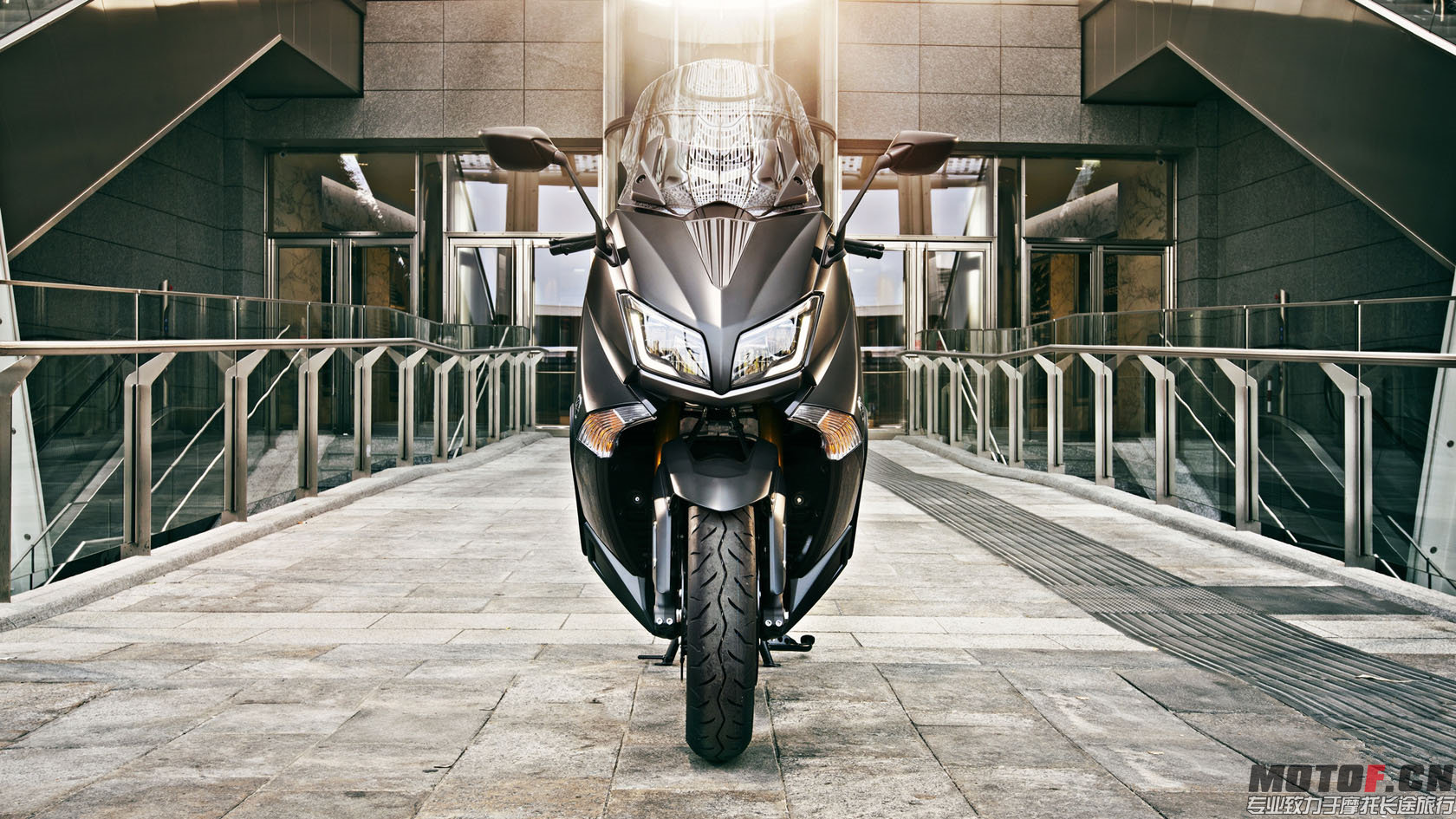 2015_Yamaha_T-MAX_530_05a.jpg