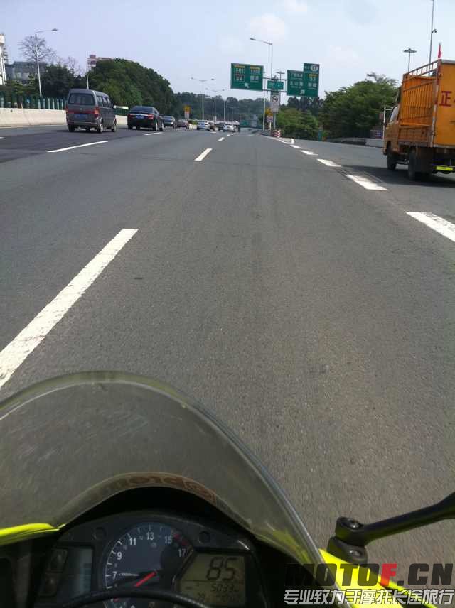 上午九点好多车 感觉心慌慌