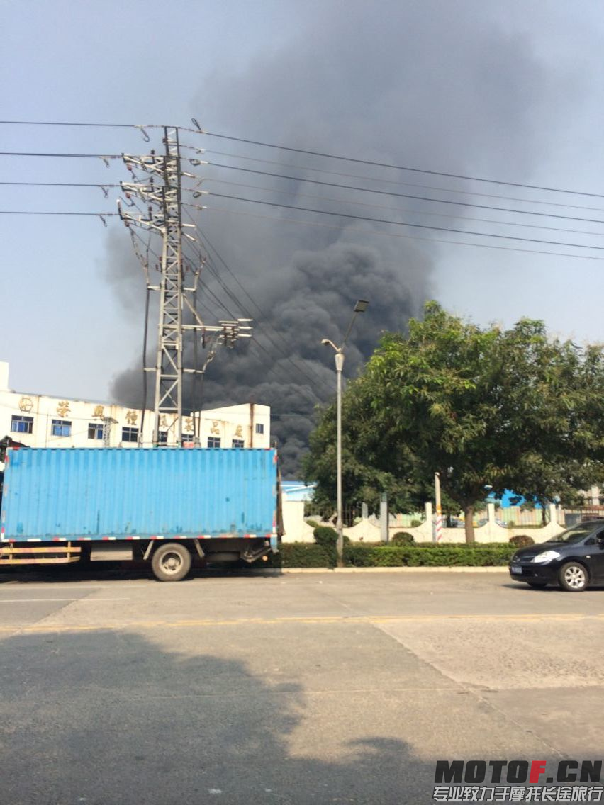 来到了现场附近像原子弹爆炸一样