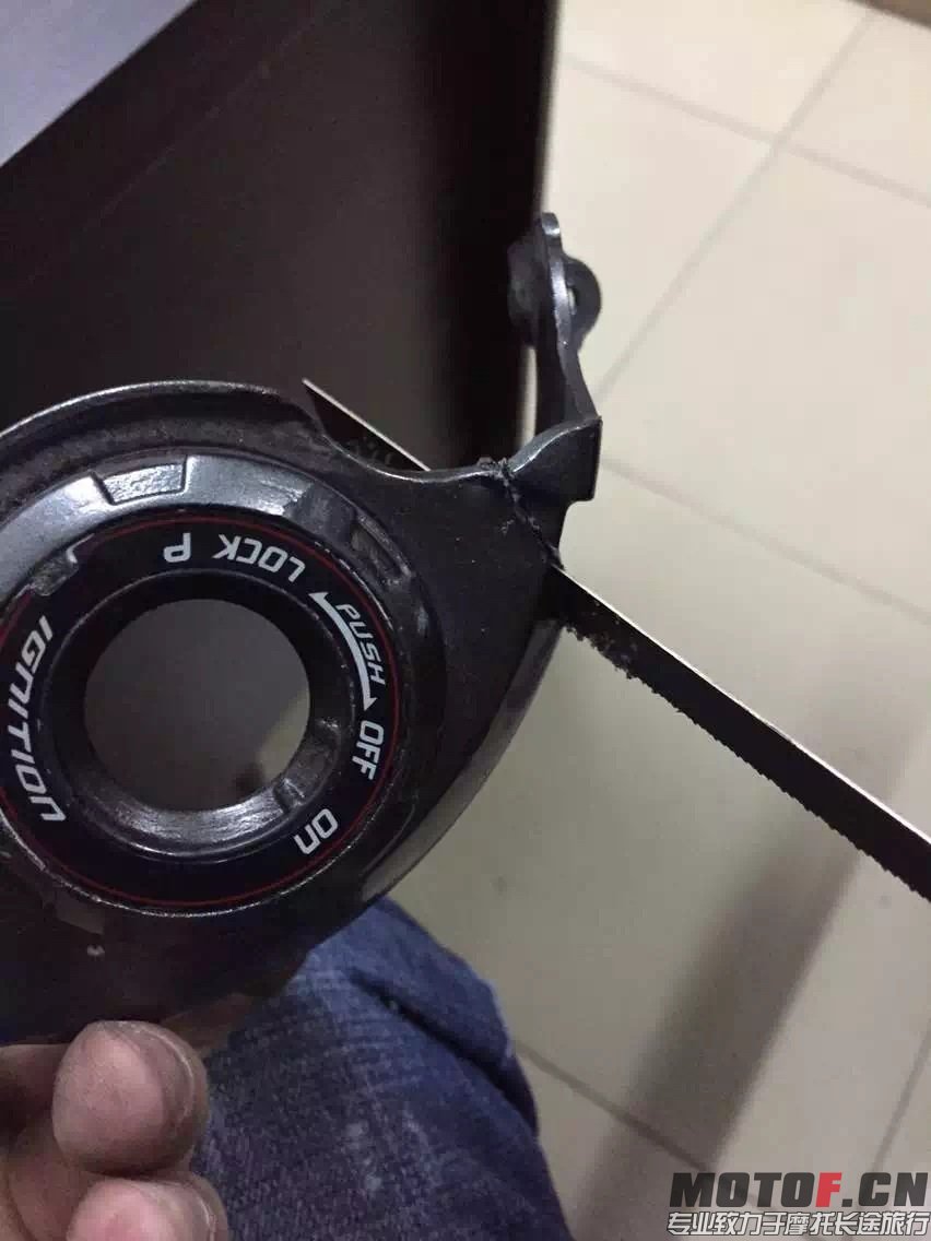 用小齿锯片慢慢锯。
