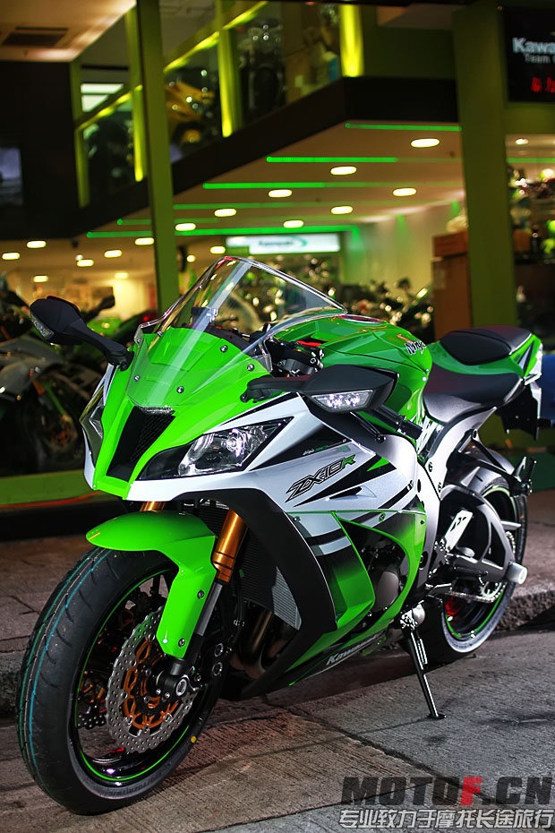 2015_KAWASAKI_ZX-10R_30th_05.jpg