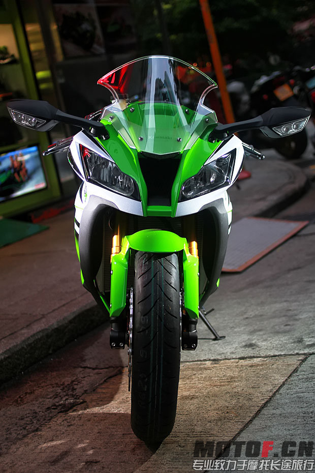 2015_KAWASAKI_ZX-10R_30th_08.jpg