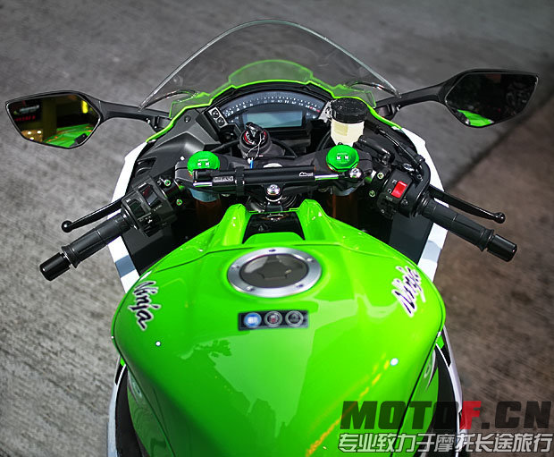 2015_KAWASAKI_ZX-10R_30th_12.jpg