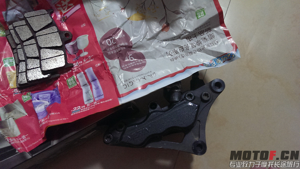 升级后碟刹用的日清对六卡钳和4个原装刹车片.jpg