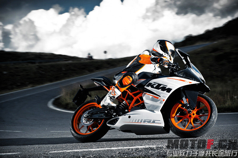 RC 390 action_2.jpg