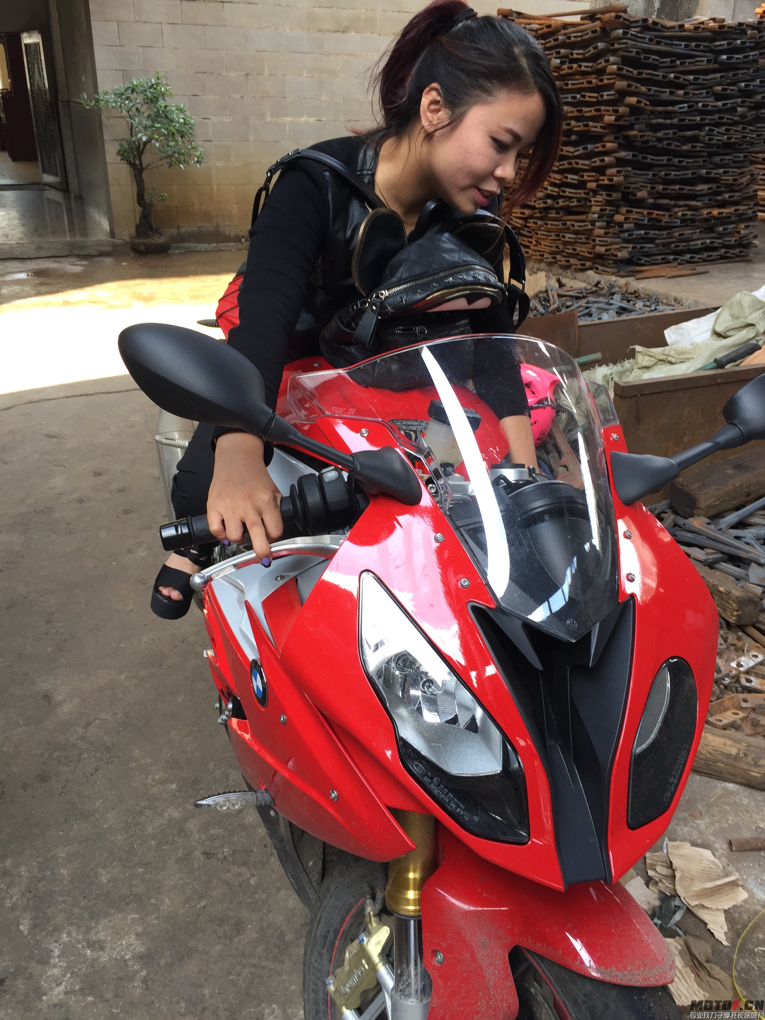 美女试车