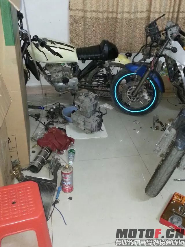 拆出来的发动机