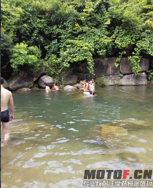 你看他们多开心坐在石头上玩..jpg