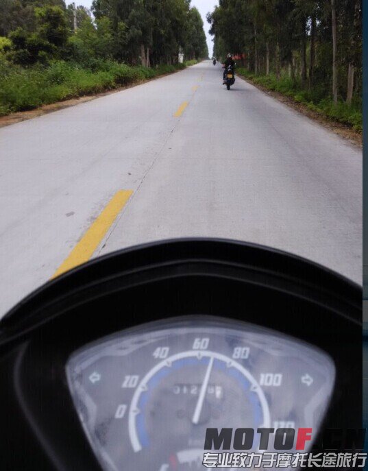 努力的在追前面的车..jpg