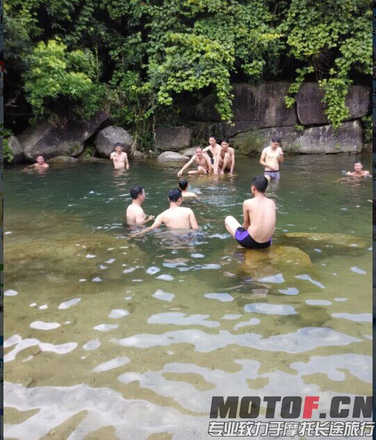 去完沙扒,我们又到山上找有山水的地方泡一泡..jpg