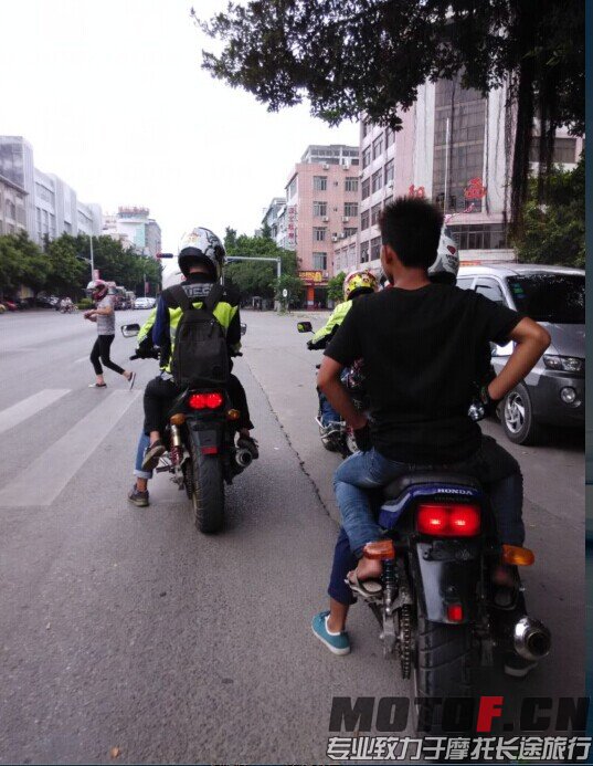 我跟在后面最安全..jpg