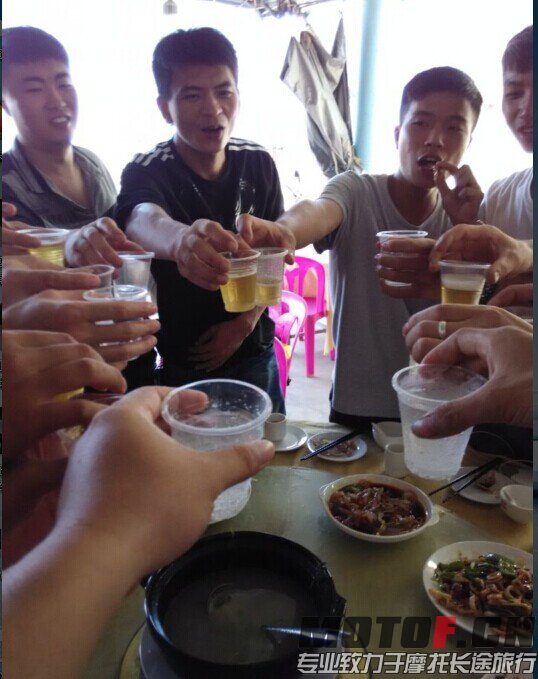 走一个,难得大家聚在一起.干了它.jpg