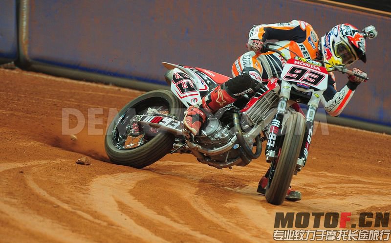 1389491681-marc-marquez-and-brad-baker-compete-at-1st-superprestigio-dirt-track_.jpg