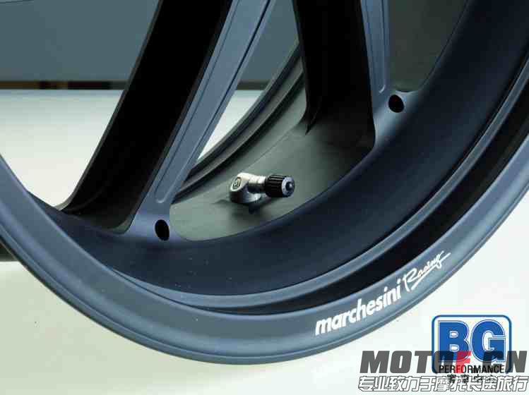 轮胎的镀色铝加气嘴与轮框成90度角，就算使用大直径的刹车碟也能轻易为轮胎加气。.jpg