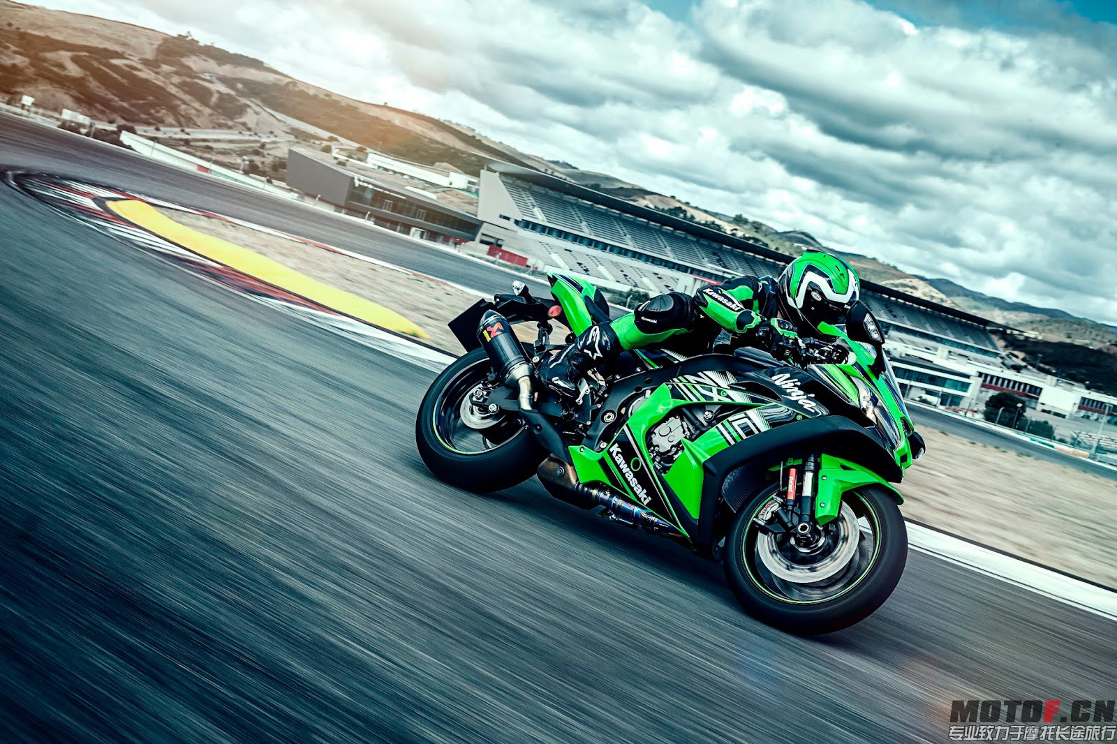 hi_2016 Ninja ZX-10R_Tracking_Akrapovic_1.jpg