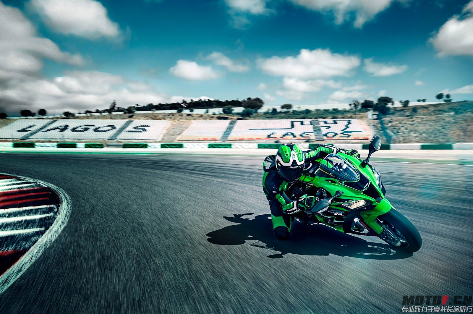 hi_2016 Ninja ZX-10R_Tracking_Akrapovic_2.jpg