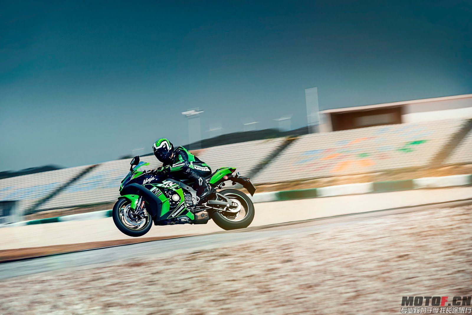 hi_2016 Ninja ZX-10R_Shot_11.jpg