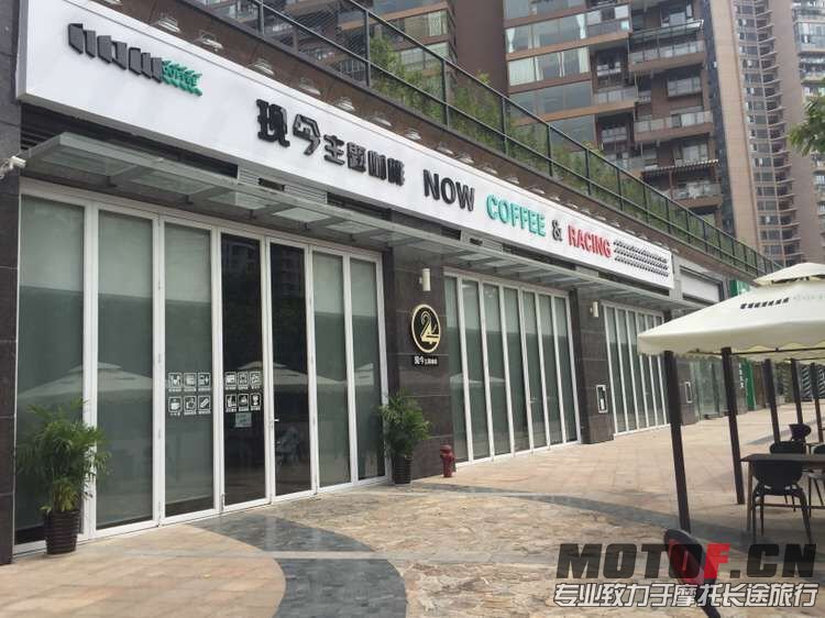 宽阔的门口可是车友们放车的好地方哦