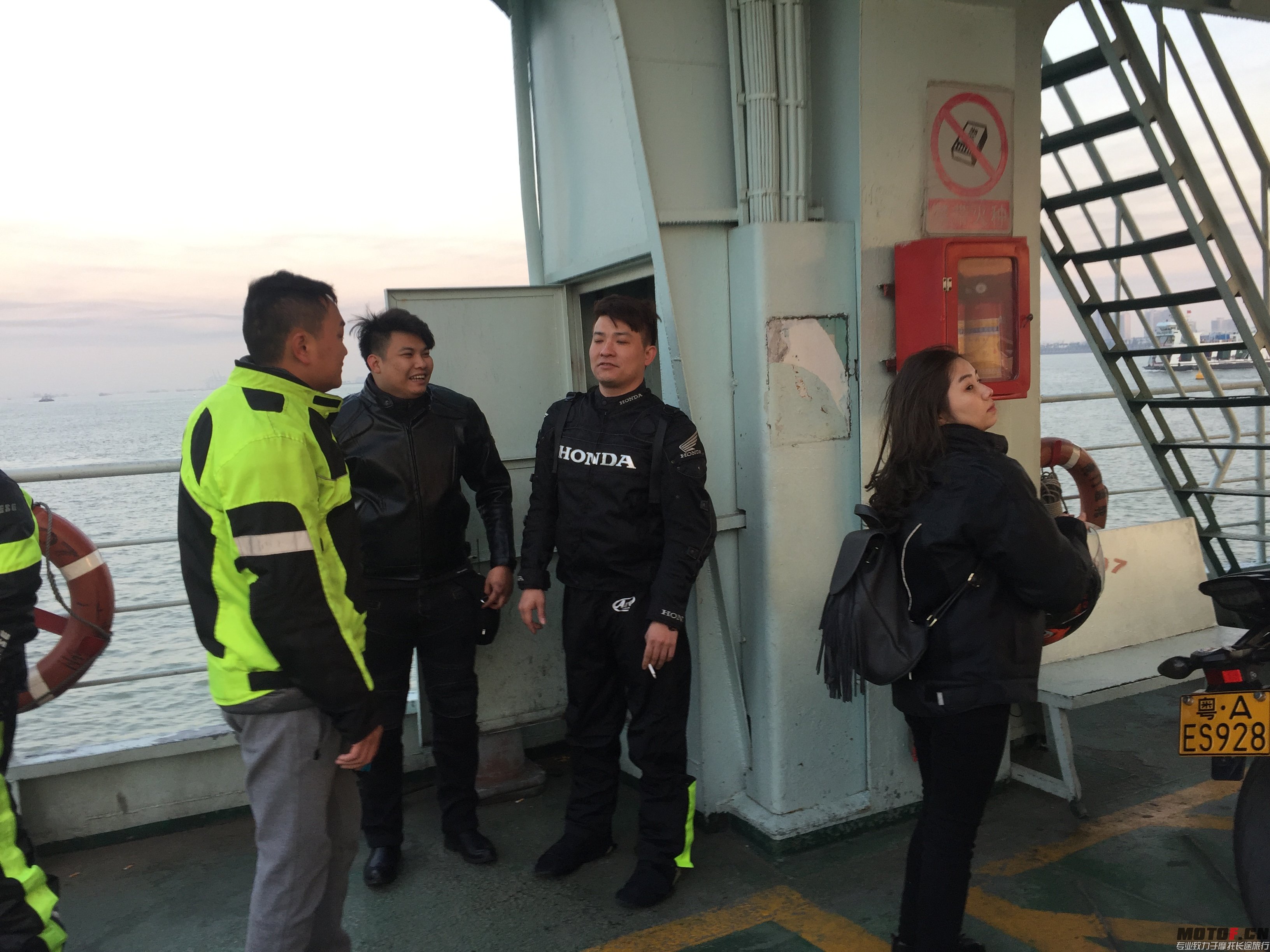 抽根烟闲聊一会